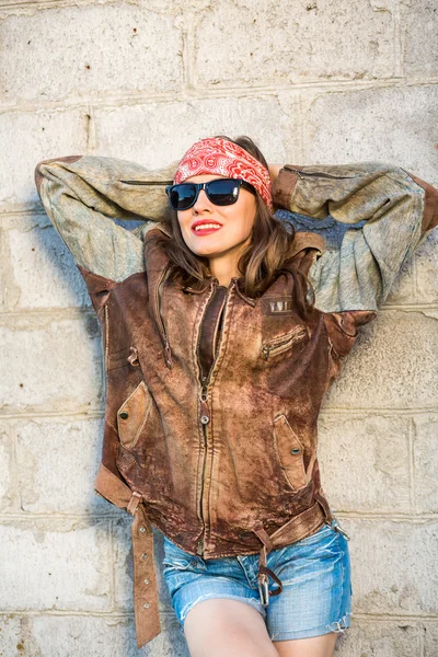 Mooie jonge vrouw in biker vriendje jasje — Stockfoto