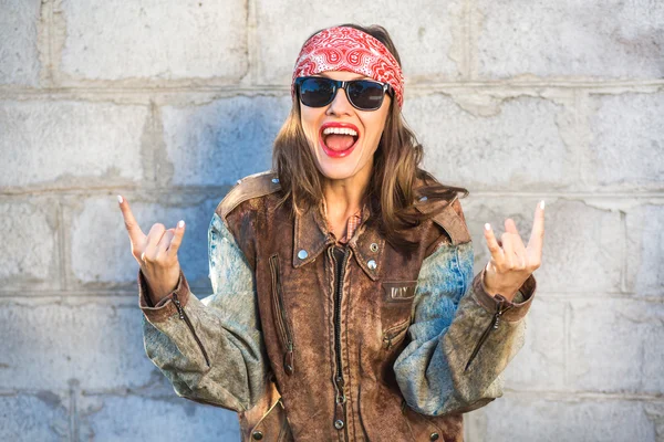 Gek jonge vrouw in biker vriendje jasje — Stockfoto