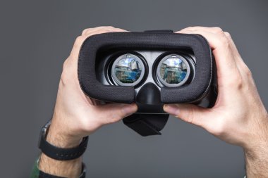 Üzerinde gri adam elinde sanal gözlük