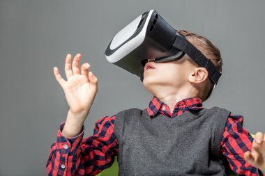 Çocuk oyun oynarken sanal gerçeklik bardaklarda