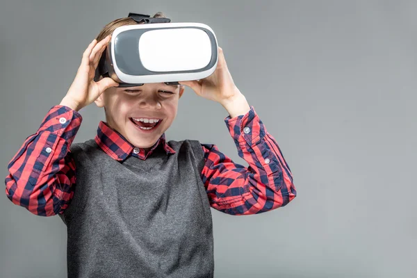 Menino em óculos de realidade virtual jogando o jogo — Fotografia de Stock