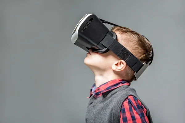 Menino em óculos de realidade virtual jogando o jogo — Fotografia de Stock