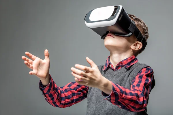 Menino em óculos de realidade virtual jogando o jogo — Fotografia de Stock