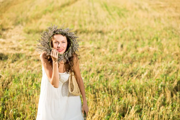 Junge schöne Frau mit Lavendel — Stockfoto