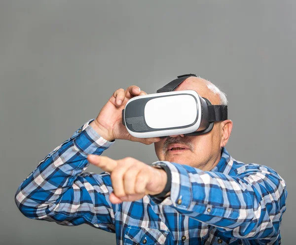 Homem velho em óculos de realidade virtual se divertir — Fotografia de Stock