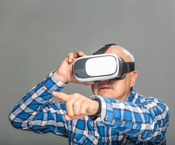 Gammel mand i virtual reality briller har det sjovt - Stock-foto