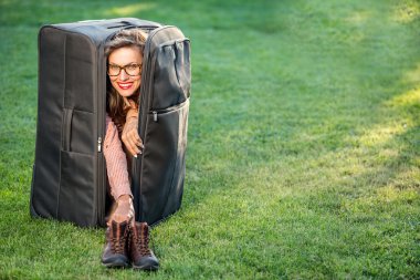 Suitcace kadınla komik Gezgin