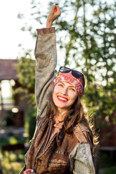 Bella giovane donna in giacca da motociclista all'aperto — Foto Stock