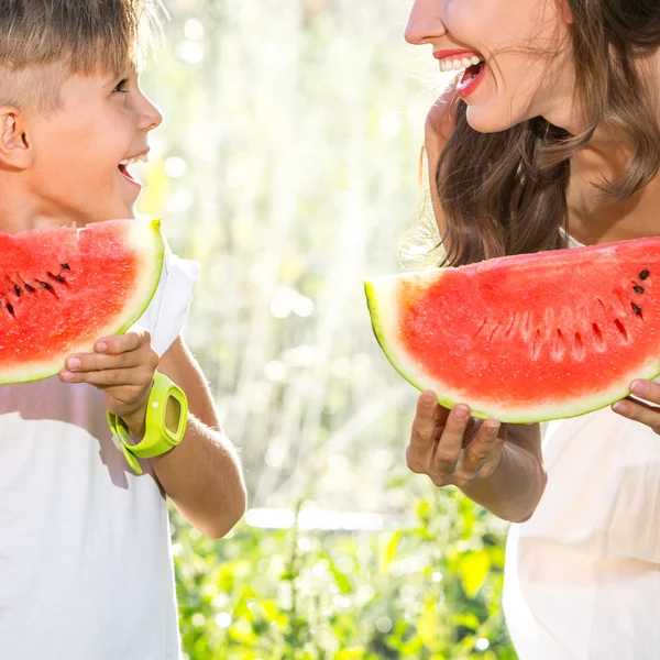 Feliz sorrindo família comendo — Fotografia de Stock