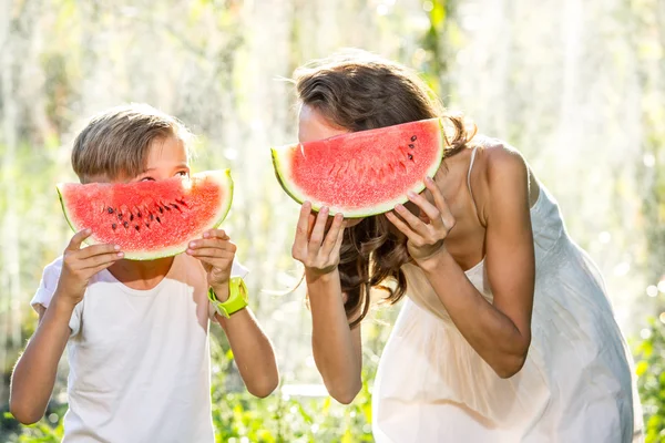 Glücklich lächelnde Familie beim Essen — Stockfoto