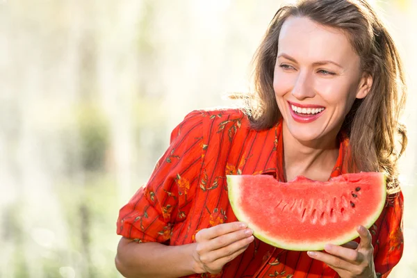 Felice estate donna con anguria — Foto Stock