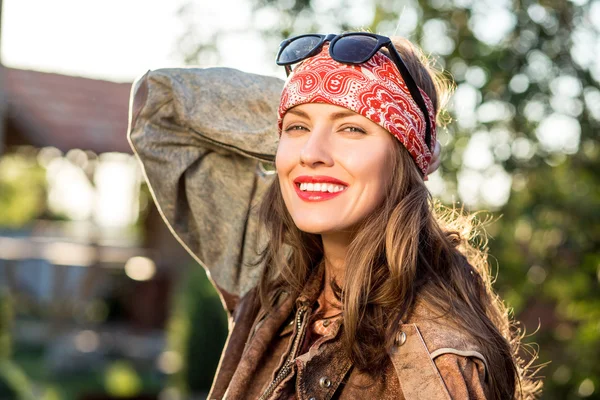 Beautiful young woman in biker jacket outdoor shot enjoy warm sunny days — Stock Photo, Image