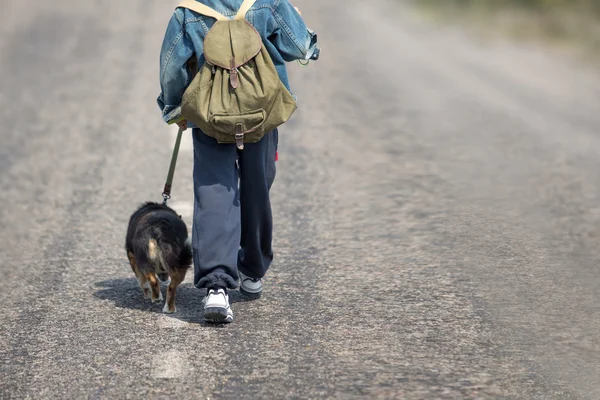 Young traveler on a trip with a dog — Stock Photo, Image