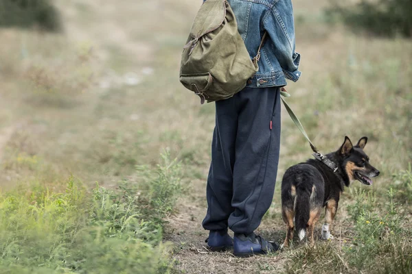 Young traveler on a trip with a dog — Stock Photo, Image