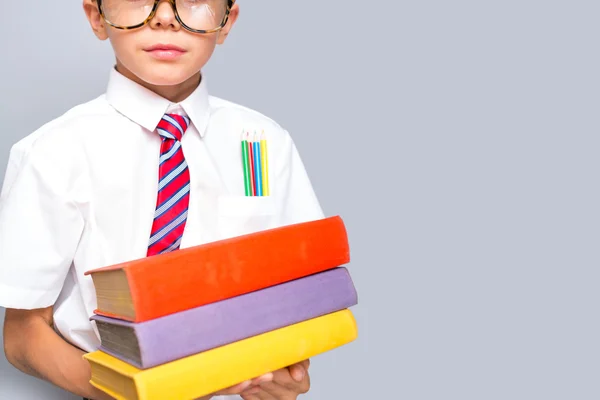 Stijlvolle jongen met boeken — Stockfoto