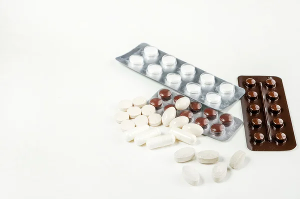 Medicina Comprimidos sobre fundo cinza — Fotografia de Stock