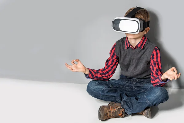 Хлопчик у окулярах віртуальної реальності грає в гру — стокове фото