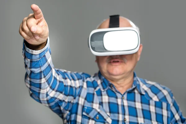 Eldely man i virtuell verklighet glasögon — Stockfoto