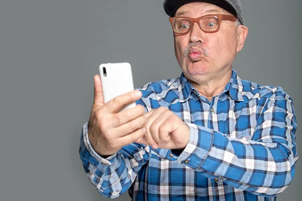 Oude actieve man nemen selfie met mobiele telefoon — Stockfoto