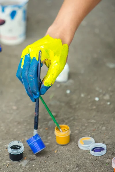 Hand des ukrainischen Patrioten, bemalt in blau und gelb — Stockfoto