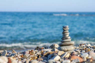 Sahilde taş yığını