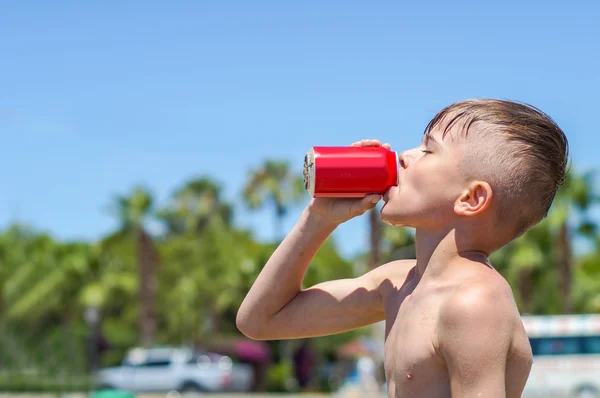 Jeune garçon buvant dans une bouteille — Photo