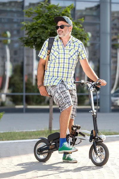 Przystojny mężczyzna na rower w mieście — Zdjęcie stockowe