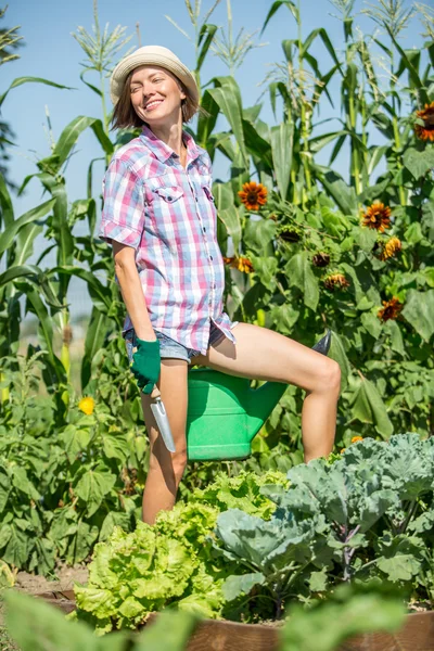 Heureux caucasien souriant agriculteur ou jardinier travaillant dans un jardin — Photo