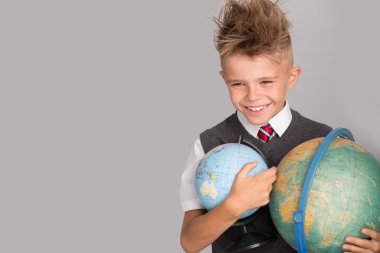 Geri için okul çocuk üzerinde gri