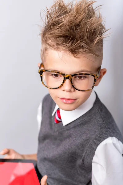 Ragazzo della scuola utilizzando tablet — Foto Stock