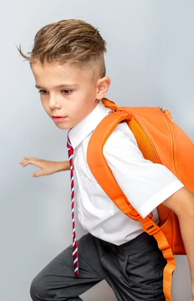 回到学校男孩与橙色的包跑到学校 — 图库照片
