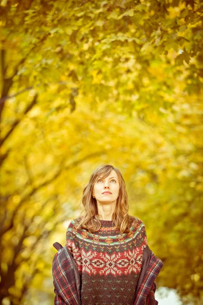 Sad woman in autumn scenery — Stock Photo, Image