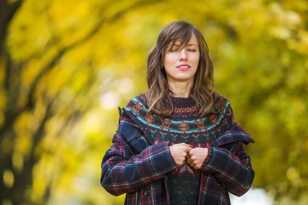 Triste femme dans les paysages d'automne — Photo