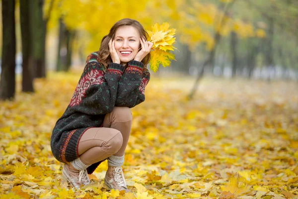 Herfst vrouw in herfst park — Stockfoto