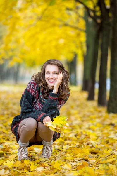 Herbstmode. Herbstfrau im Park in gestrickter Herbstkleidung über gelbem Laub umher. Mädchen entspannen die Natur genießen — Stockfoto