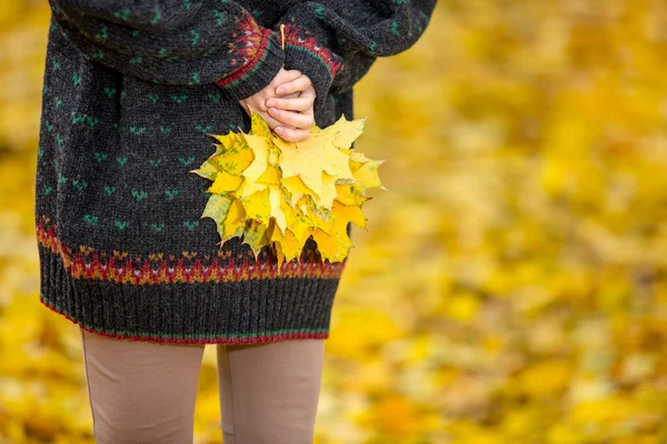 手には、黄色の紅葉が保持しています。秋のファッション — ストック写真