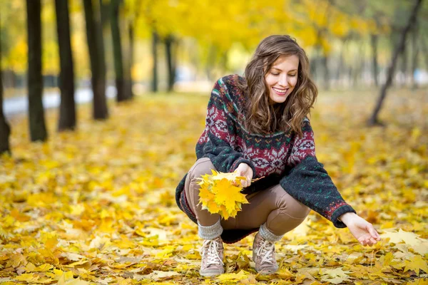 Herbstfrau im Park in gestrickter Herbstkleidung — Stockfoto