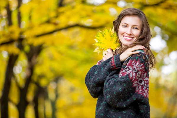 Autumn woman in park in knitted autumn clothes — Stock Photo, Image