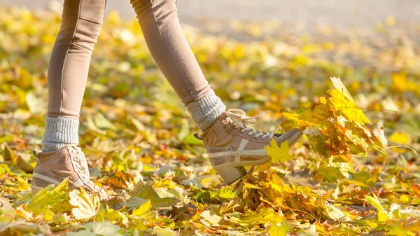 Mujer joven caminando en el paisaje de otoño — Foto de Stock