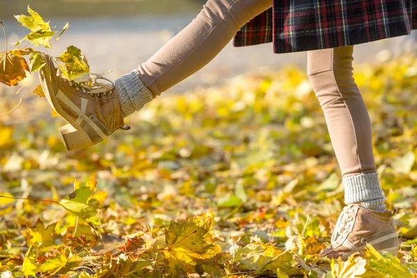 Jeune femme marchant dans les paysages d'automne — Photo