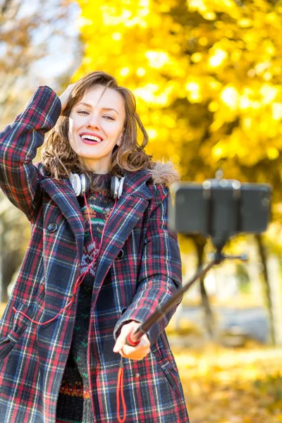 Utumn selfie vrouw in herfst park — Stockfoto