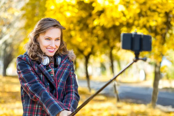 Utumn žena selfie na podzim park — Stock fotografie