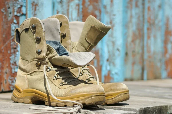 Oude militaire bestrijden laarzen — Stockfoto