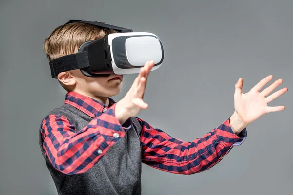 Junge mit Virtual-Reality-Brille beim Spielen — Stockfoto