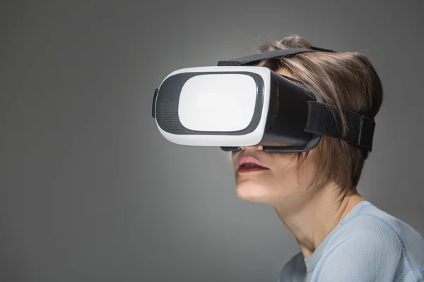 Женщина в очках виртуальной реальности играет в игру — стоковое фото