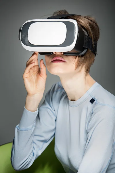 Женщина в очках виртуальной реальности играет в игру — стоковое фото