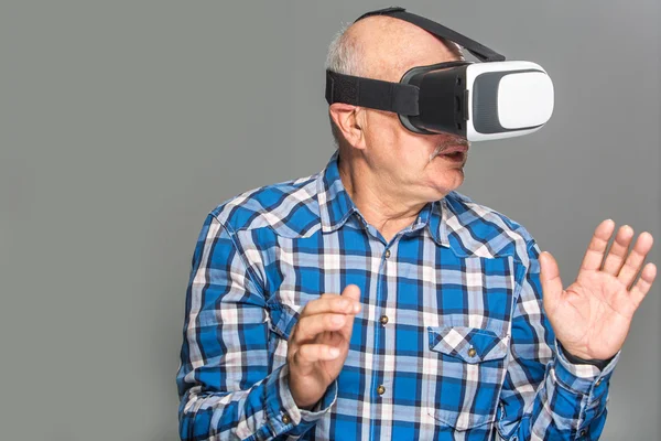 Old active man in virtual reality glasses — Stock Photo, Image