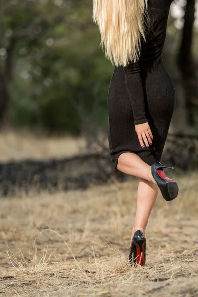 Frauenbeine im Park — Stockfoto