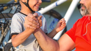 Mutlu baba ve oğul dışarıda harika vakit geçiriyorlar.
