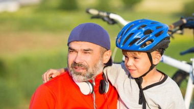 Mutlu baba ve oğul dışarıda harika vakit geçiriyorlar..